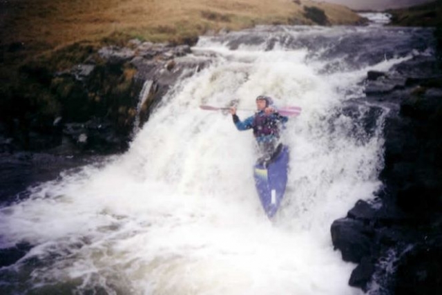  Remar por una cascada 